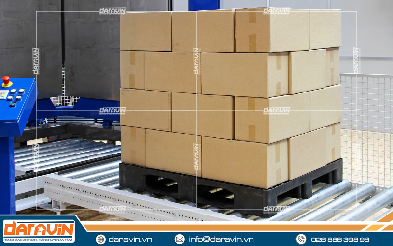 pallet nhựa có nhiều ưu điểm nổi trội hơn so với pallet gỗ